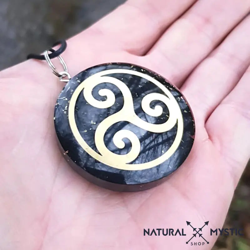 Pendentif Shungite Triskele / Triskell 30 Mm – Pierre Noire Naturelle – Cordon Offert