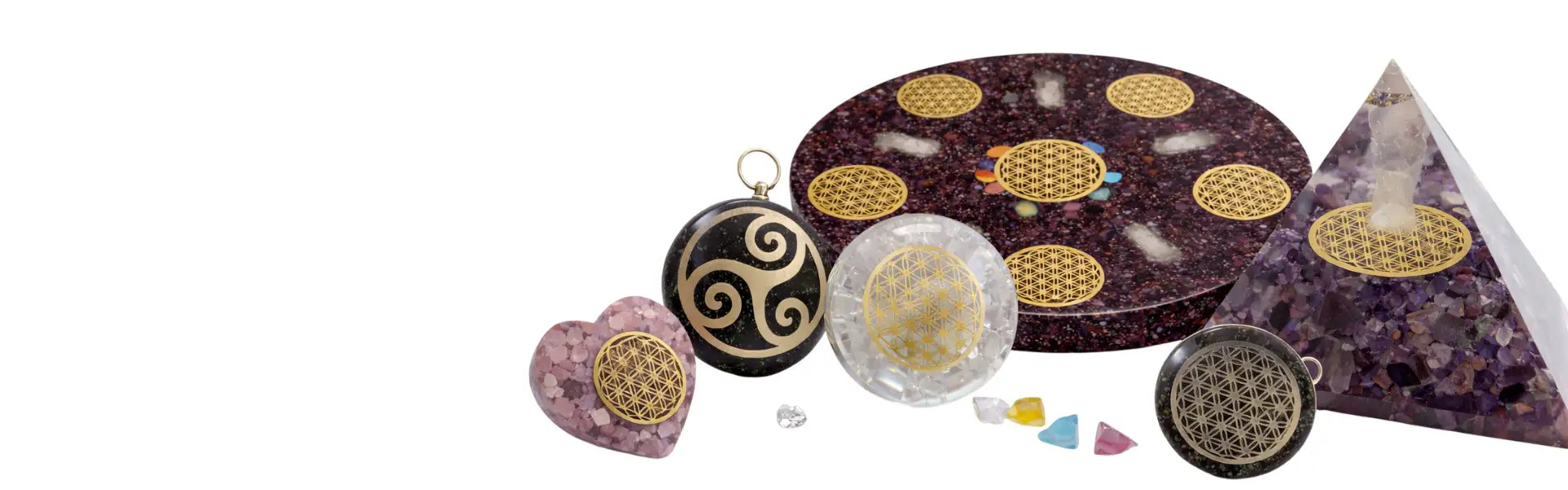 Un ensemble d’outils de méditation en cristal et en résine présentant le motif de la fleur de vie en or, noir, violet, transparent et rose.