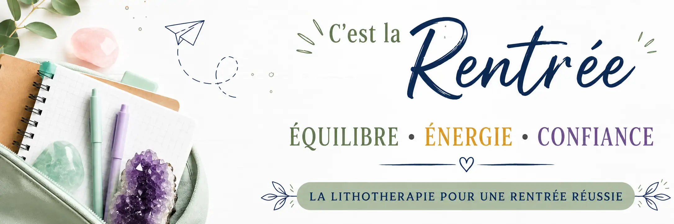 Une pochette en tissu vert clair avec une fermeture éclair, contenant des carnets et des stylos, ainsi que des cristaux d’améthyste violets.