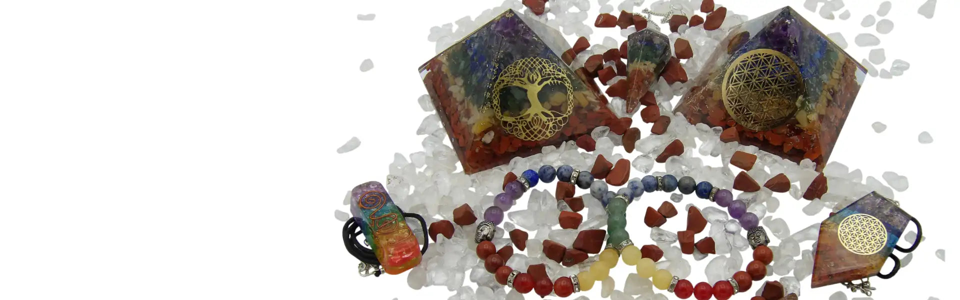 Pyramides en résine aux couleurs de l’arc-en-ciel avec des motifs d’arbre de vie doré et de fleur de vie.